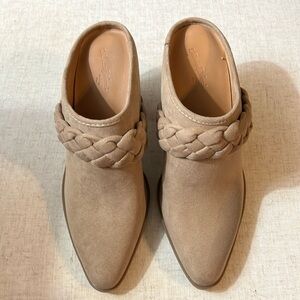 Super cute never worn Universal Threads heal boot mules